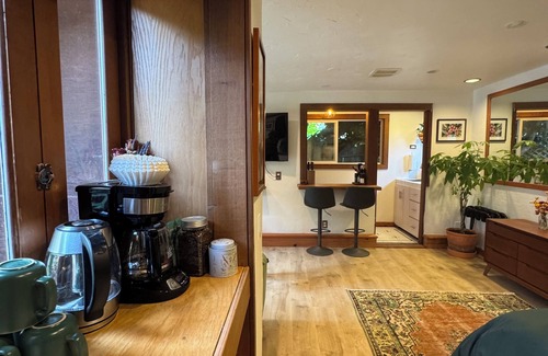Pacific Apartamento | Redwood garden oasis w/outdoor clawfoot tub