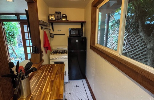 Pacific Apartamento | Redwood garden oasis w/outdoor clawfoot tub