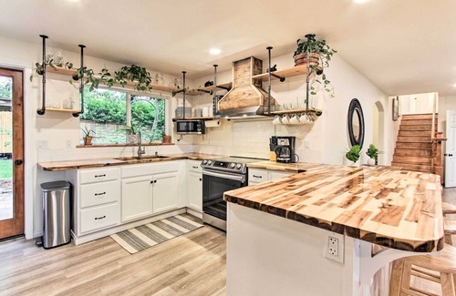 Market District Casa | Redwood Home/Hot Tub/Near UofO and River Path.