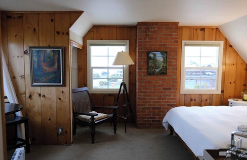 Trinidad Cama Y Desayuno | Redwoods Room - Spacious Elegance at The Lookout at Trinidad Bay