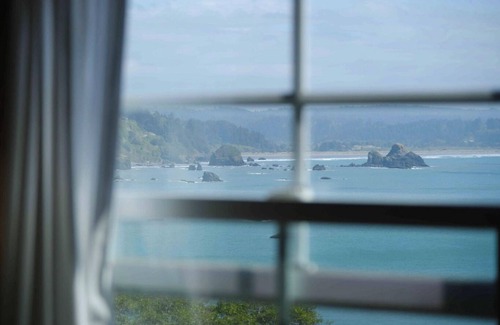 Trinidad Cama Y Desayuno | Redwoods Room - Spacious Elegance at The Lookout at Trinidad Bay