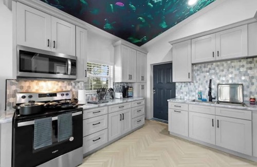 Northside Casa | New Luxury Island Oasis! Bubble Wall, King Bd, W/D