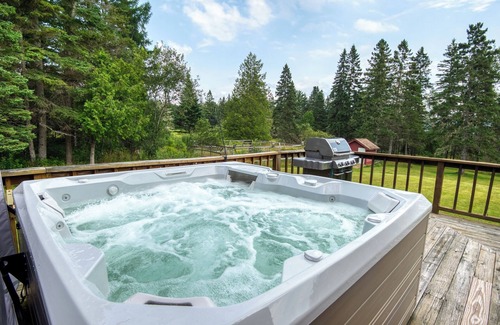 Rangeley Casa | Reef's Rangeley Lodge - great amenities, including hot tub!