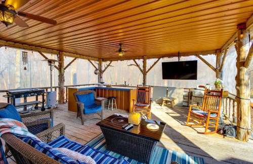 McMinnville Casa | Reel in Fish, Relax By Fire McMinnville Cabin