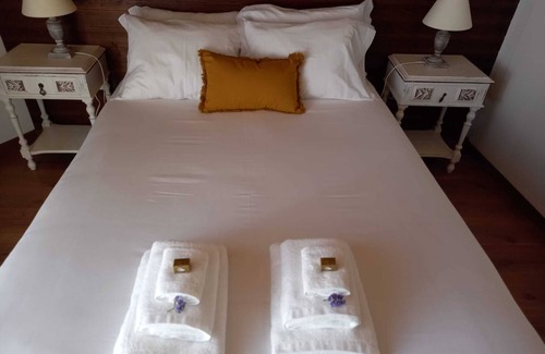 Lanhelas Casa | "Refugio do Anjo" - Local Accommodation