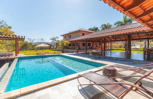 Pirenopolis Casa | Refúgio no Cerrado com Lago, Piscina e Jacuzzi