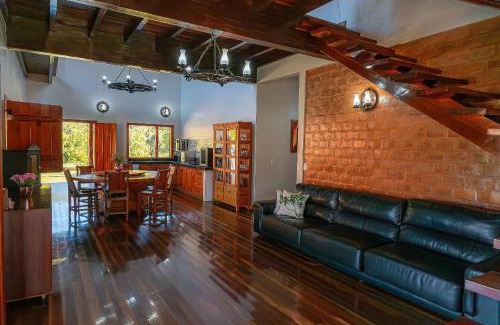 Pirenopolis Casa | Refúgio no Cerrado com Lago, Piscina e Jacuzzi