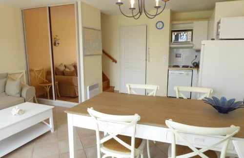 Arzon Villa | REF 056 Maison T3 pour quatre personnes avec terrasse vue port Crouesty ARZON