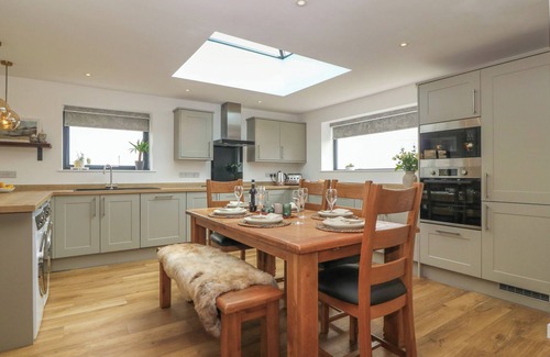 Cemaes Bay Cabaña | REFAIL FACH, pet friendly, country holiday cottage in Cemaes Bay
