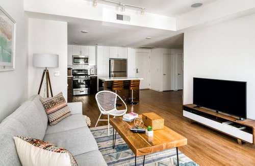 Glendale Apartamento | Refined 1BR in Glendale with Tons of Amenities