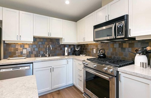 Downtown San Diego Condominio | Amplio de dos habitaciones en Little Italy!