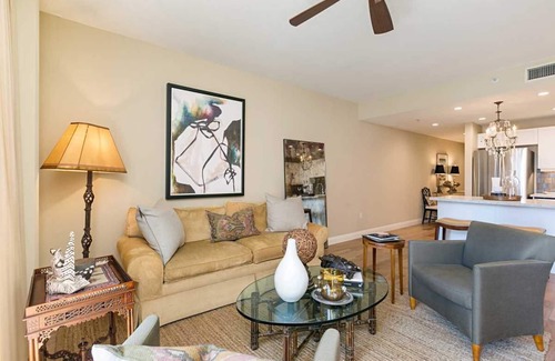Downtown San Diego Condominio | Amplio de dos habitaciones en Little Italy!