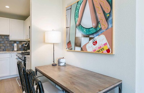 Downtown San Diego Condominio | Amplio de dos habitaciones en Little Italy!