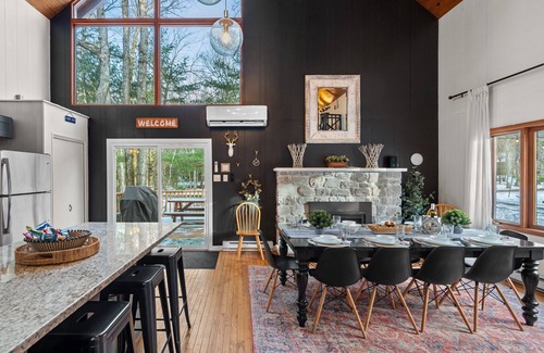 Lake Harmony Estates Cabina | Refined Friends & Family Fun Cabin w/ a Twist*Hot Tub*Sauna*