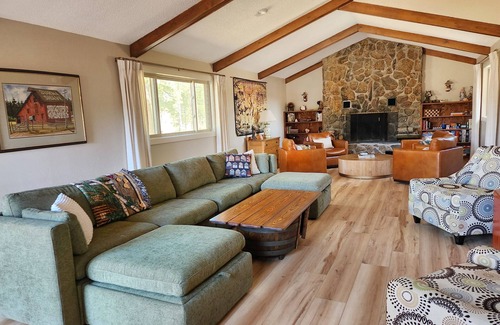Custer Cabina | Refined Rustic. Newly Updated! Pine Lodge: Cabin + Bunkhouse