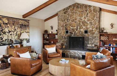 Custer Cabina | Refined Rustic. Newly Updated! Pine Lodge: Cabin + Bunkhouse