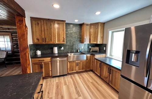 Custer Cabina | Refined Rustic. Newly Updated! Pine Lodge: Cabin + Bunkhouse
