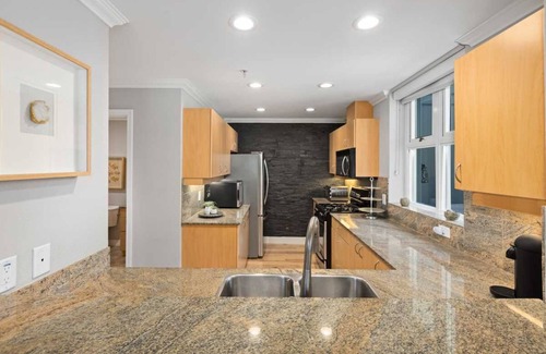Downtown San Diego Condominio | Refined Townhouse in Little Italy