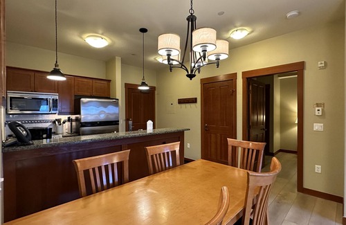 Olympic Valley Condominio | Refinished Palisades Condo!!! Stunning Views, Walk to lifts & ski school