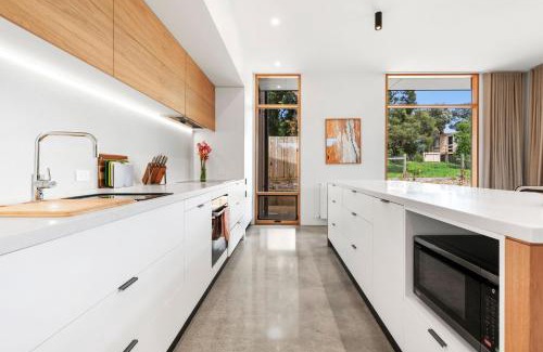 Point Lonsdale Casa | REFRESH at Lonnie