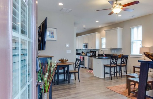 Northeast Virginia Beach Casa | Hermosa y espaciosa casa adosada cerca del mar (406B)