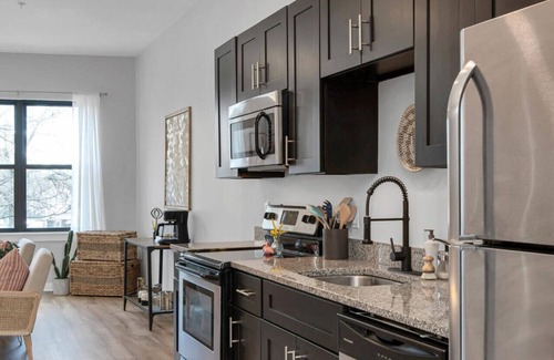 Hillsboro Village Condominio | REFRESHING 2 bedroom, 3 bed ★ Nashville condo w/ FREE Parking +Near Restaurants
