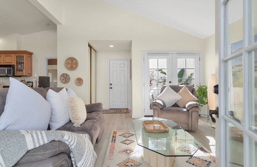 Palm Desert Casa | Refreshing and Bright Desert Home conveniently located near everything!