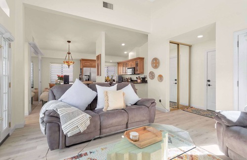 Palm Desert Casa | Refreshing and Bright Desert Home conveniently located near everything!