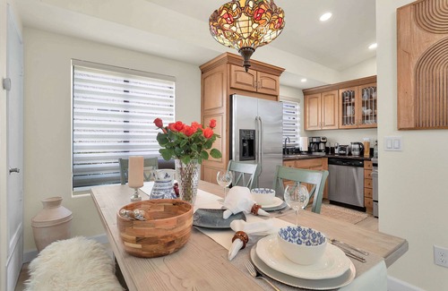 Palm Desert Casa | Refreshing and Bright Desert Home conveniently located near everything!