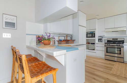 Novato Casa | ¡Excelente ubicación! Suite de invitados! 2 HAB / 2 BA! Cocina completamente cargada!