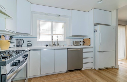Novato Casa | ¡Excelente ubicación! Suite de invitados! 2 HAB / 2 BA! Cocina completamente cargada!