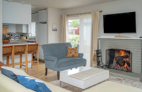 Novato Casa | ¡Excelente ubicación! Suite de invitados! 2 HAB / 2 BA! Cocina completamente cargada!