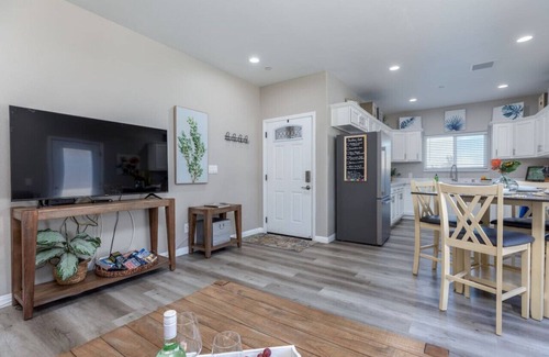 Ridgecrest Casa | Refreshing & Spotless-4 Bathrooms