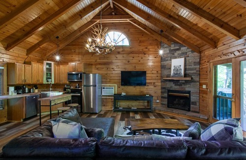 Townsend Casa | Refuge - Riverfront, Fire Pit, Fireplace & Grill!