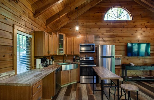 Townsend Casa | Refuge - Riverfront, Fire Pit, Fireplace & Grill!