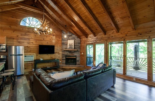 Townsend Casa | Refuge - Riverfront, Fire Pit, Fireplace & Grill!