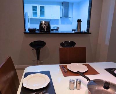Guarapari Apartamento | RefugioBacutia- Prédio FRENTE MAR Bacutia- 6 pessoas- 3 Quartos com AR sendo 1 suite - varanda- sala de estar e jantar Ampla -Piscina e Sauna no Prédio