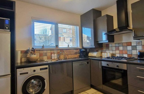 Woodlands Casa | Refurbed, Modern & Stylish 3BD w/Garden / Pets OK