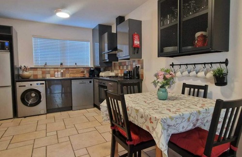 Woodlands Casa | Refurbed, Modern & Stylish 3BD w/Garden / Pets OK