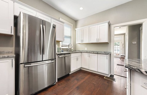 Pittsburgh Casa | *Regal Bricks* Oversized Deck | Views | Fire Pit | Private Garage