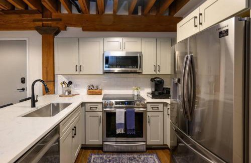 Nashville Casa | Regal Retreat in Nashville Pool Gym Free Parking