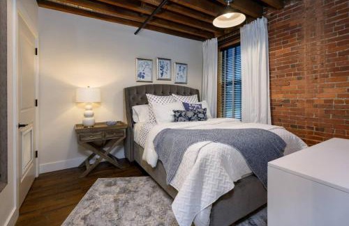 Nashville Casa | Regal Retreat in Nashville Pool Gym Free Parking