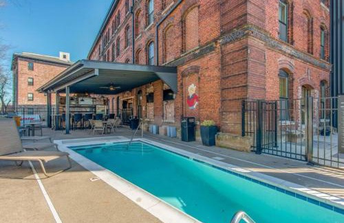 Nashville Casa | Regal Retreat in Nashville Pool Gym Free Parking