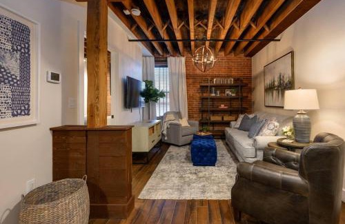 Nashville Casa | Regal Retreat in Nashville Pool Gym Free Parking