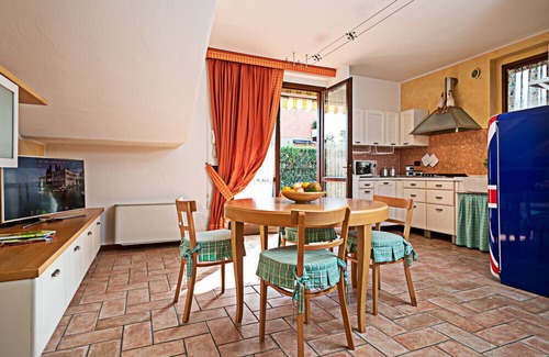 Montioni Apartamento | Regarda - appartment "Iris" in complex with swimming pool very close to the Lazise city centre