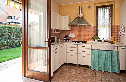 Montioni Apartamento | Regarda - appartment "Iris" in complex with swimming pool very close to the Lazise city centre