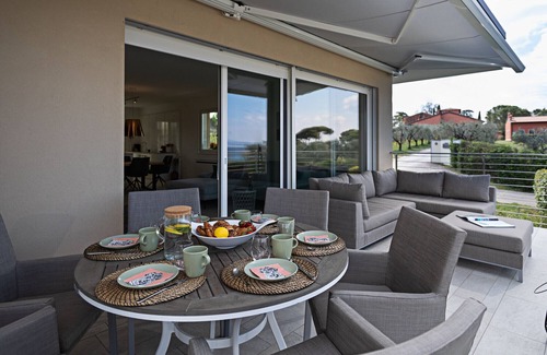 Vanon Villa | Regarda - luxury "Villa Julia" with pool and stunning lake view