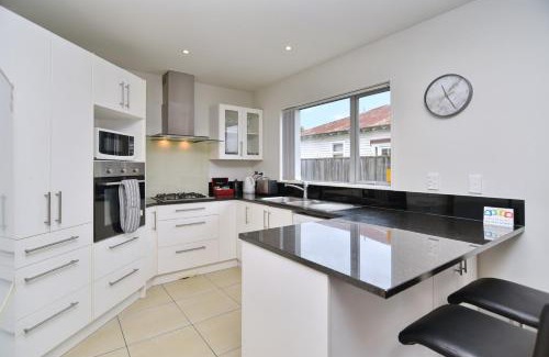 Riccarton Casa | Regents 94 - Christchurch Holiday Homes