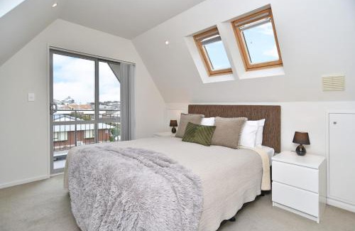 Riccarton Casa | Regents 94 - Christchurch Holiday Homes