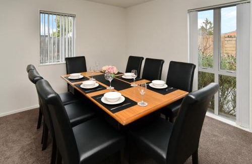 Riccarton Casa | Regents 94 - Christchurch Holiday Homes